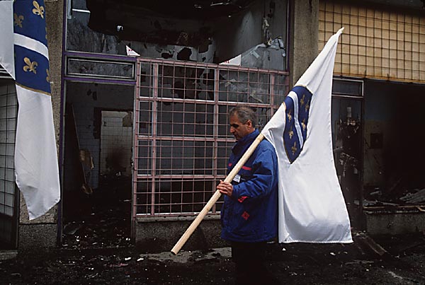 Šest ljiljana vezenih u zlatu...